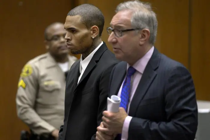 Chris Brown con il suo avvocato (foto Ansa)
