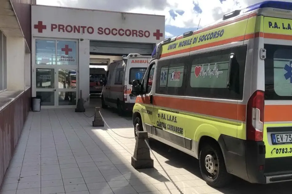 Ambulanze in coda al pronto soccorso (Foto V.Pinna)