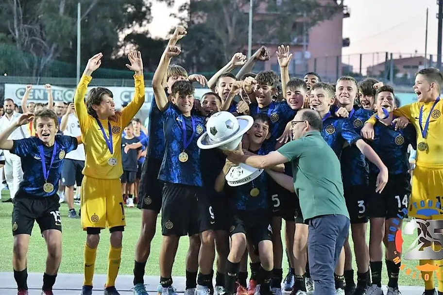 Enea Selis premia l'Inter trionfatore al 25° Torneo &quot;Manlio Selis&quot; (foto concessa dal Torneo &quot;Manlio Selis&quot;)