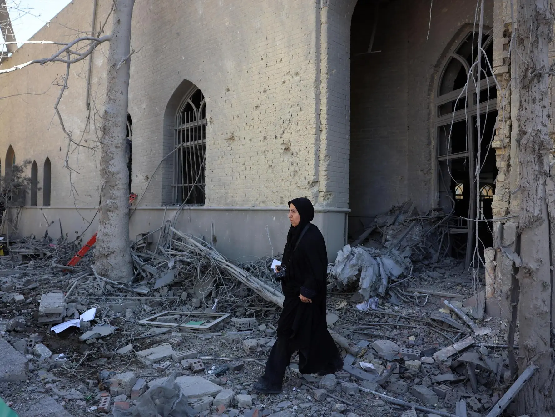 Trump's ultimatum expires today. Tehran issues a warning to young people: "Human chains surround the nuclear power plants." The media also warns that "Mojtaba is unconscious." epa12872929 A member of the media works amid the debris of a damaged building at the Sharif University after an airstrike in Tehran, Iran, 07 April 2026. A joint Israeli and US military operation continues to target multiple locations across Iran since the early hours of 28 February 2026. EPA/ABEDIN TAHERKENAREH