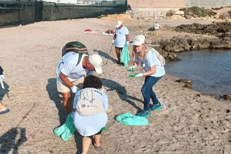 I volontari ripuliscono la Renaredda (foto Pala)