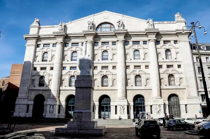 Il palazzo della Borsa in piazza Affari a Milano (foto Ansa)