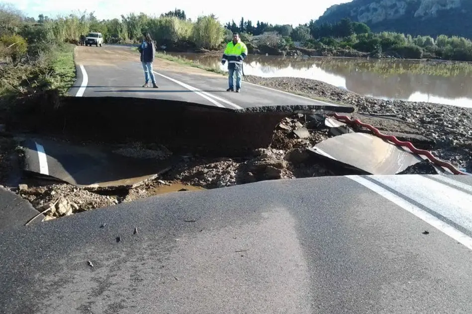 L'asfalto cede a Posada. Condotta fognaria in vista