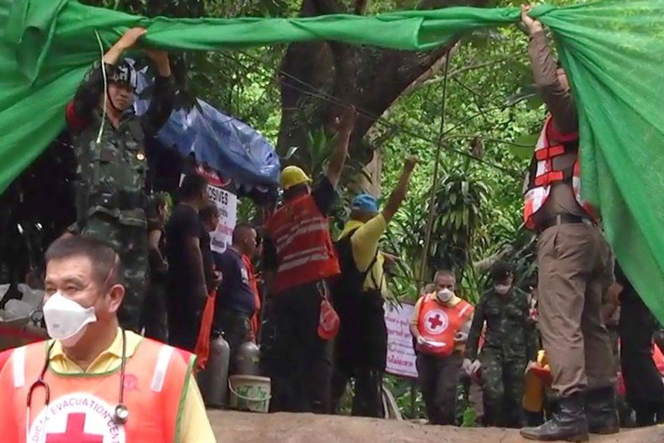 Thailandia, ripresi i soccorsi: tratto in salvo il quinto ragazzo