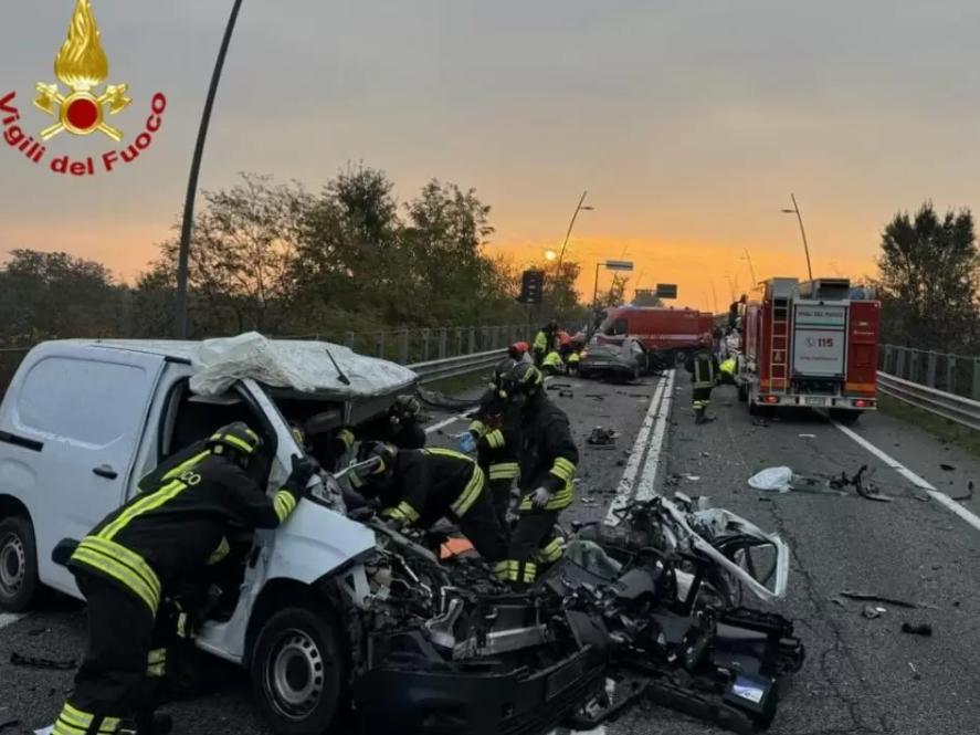 Scontro fra auto sulla tangenziale di Bergamo: 3 morti