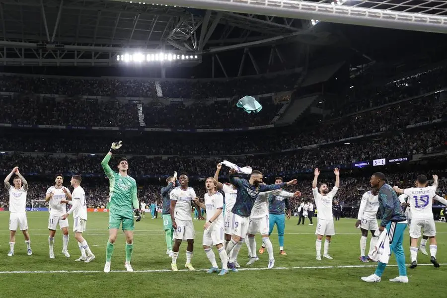 I giocatori del Real Madrid festeggiano al &quot;Santiago Bernabeu&quot; la vittoria in rimonta sul Citi (Ansa)