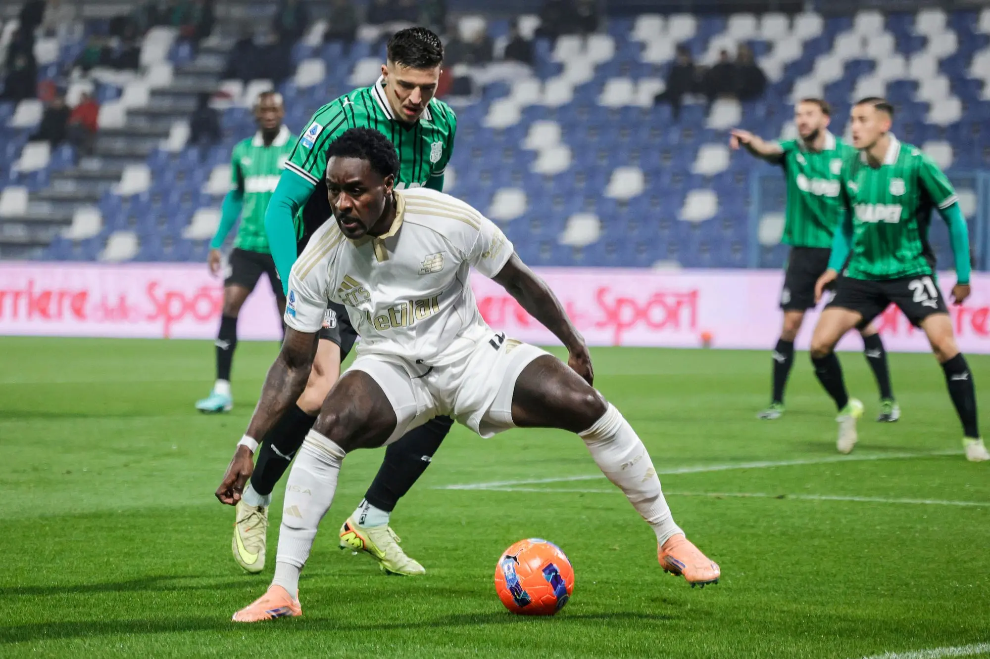 Sassuolo's Tarik Muharemovic (R) and Pisa's M'Baia Nzola (R) in action during the Italian Serie A soccer match US Sassuolo vs Pisa SC at Mapei Stadium in Reggio Emilia, Italy, 24 November 2025. ANSA /ELISABETTA BARACCHI