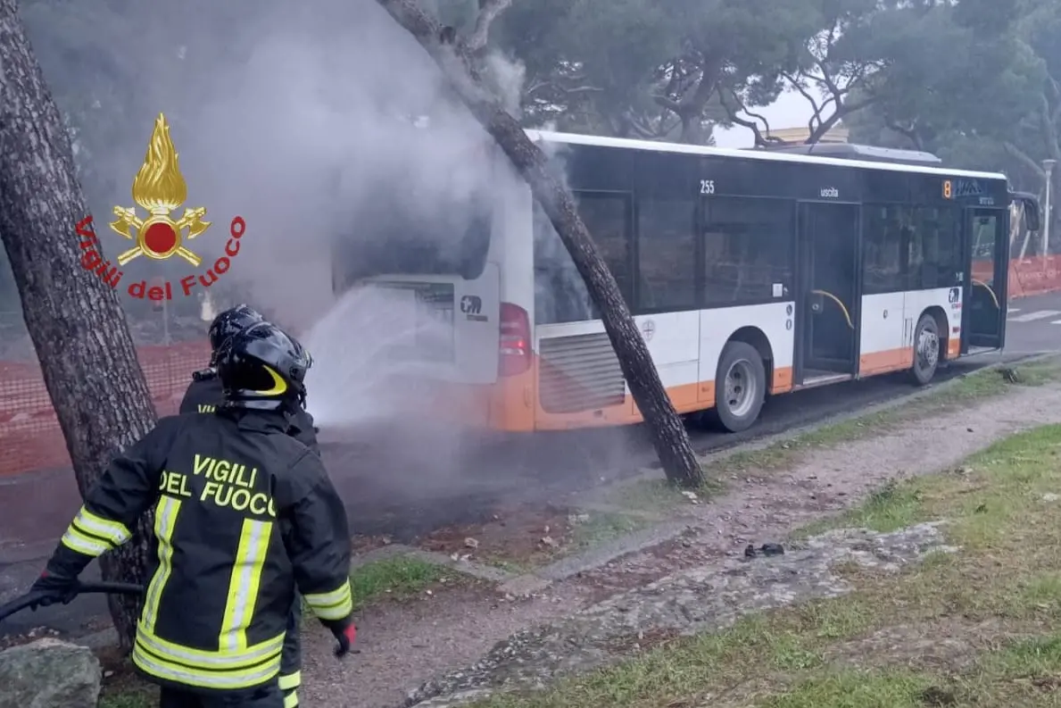 L'incendio (foto Vigili del fuoco)