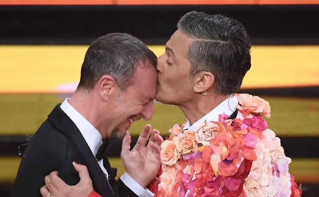Il bacio di Fiorello ad Amadeus, si apre il Festival