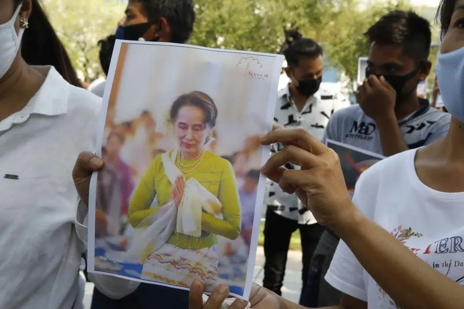 Proteste contro l'arresto di Aung San Suu Kyi (Ansa)