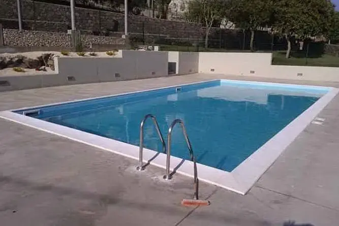 La piscina della cittadella (L'Unione Sarda - Tellini)