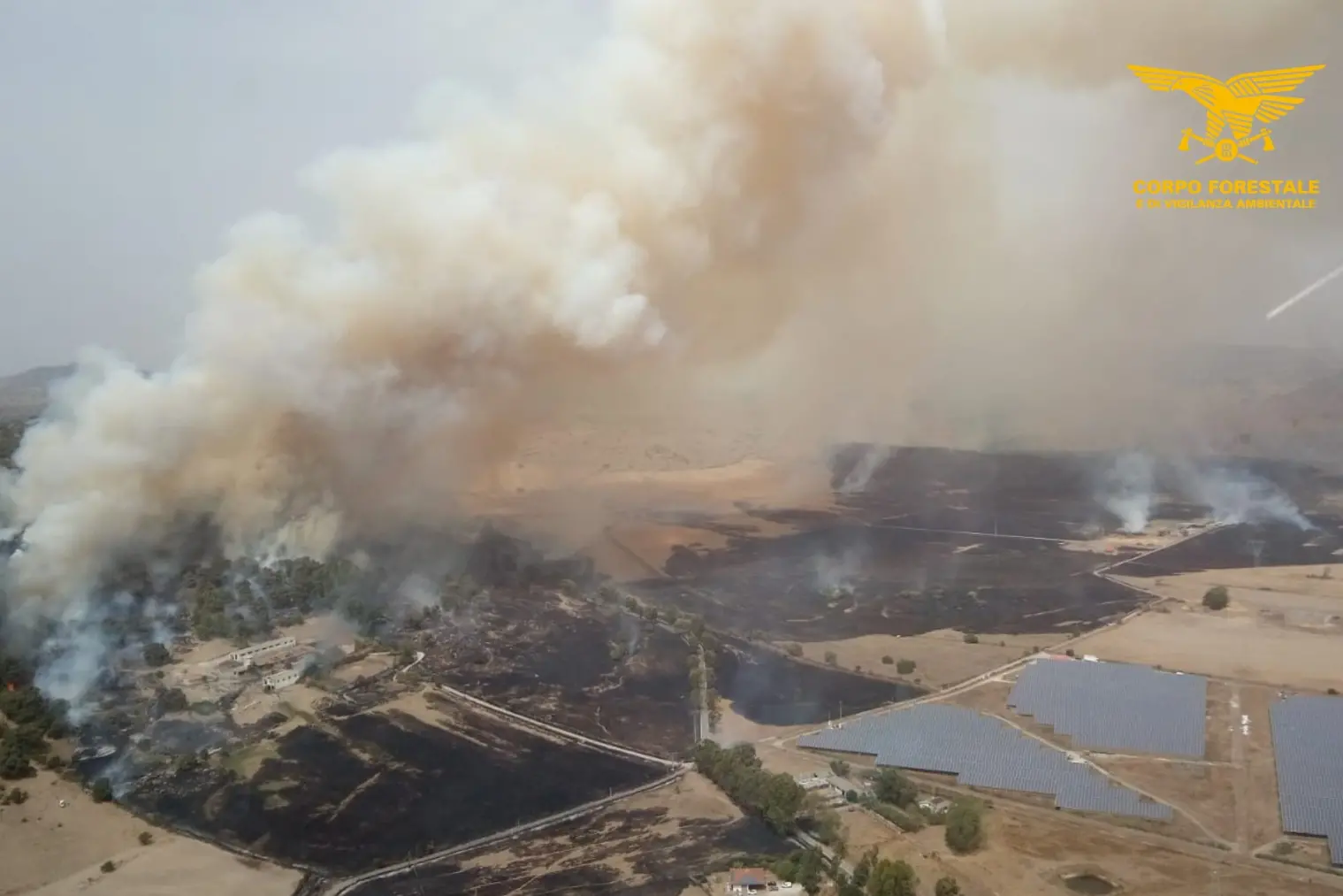 Incendio a Giave, le fiamme devastano le campagne e minacciano un parco fotovoltaico: cinque elicotteri e tre canadair in azione