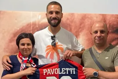 Pavoletti regala la maglia al tifoso "veggente" (foto Cagliari Calcio)