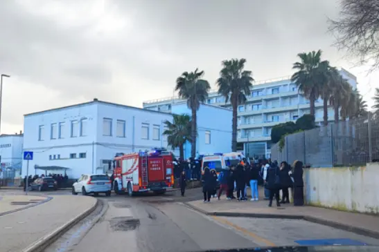 L'intervento dei vigili del fuoco, 118 e carabinieri (foto Pala)