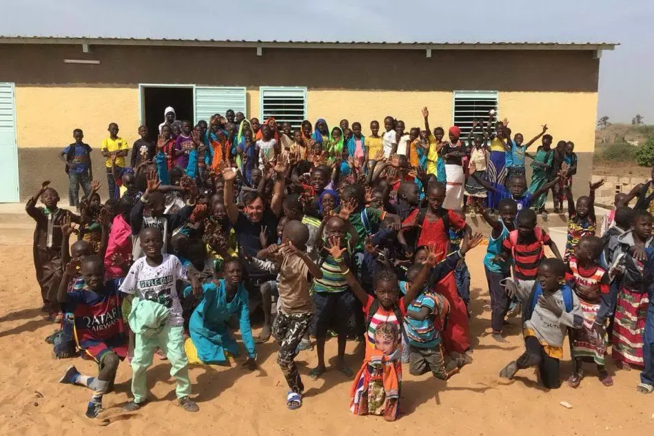 Paolo Vivanet con un gruppo di bambini in  un villaggio del Senegal