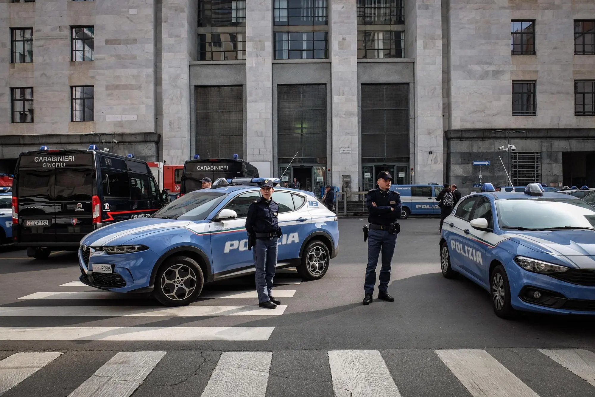La Polizia al palazzo di giustizia dopo l'allarme (Ansa)
