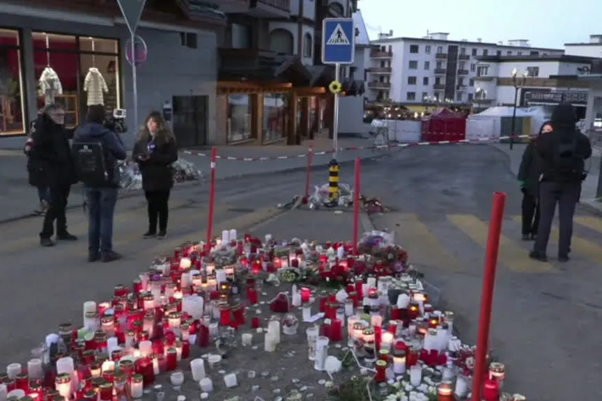 Candele e messaggi a Crans-Montana per le vittime dell'incendio
