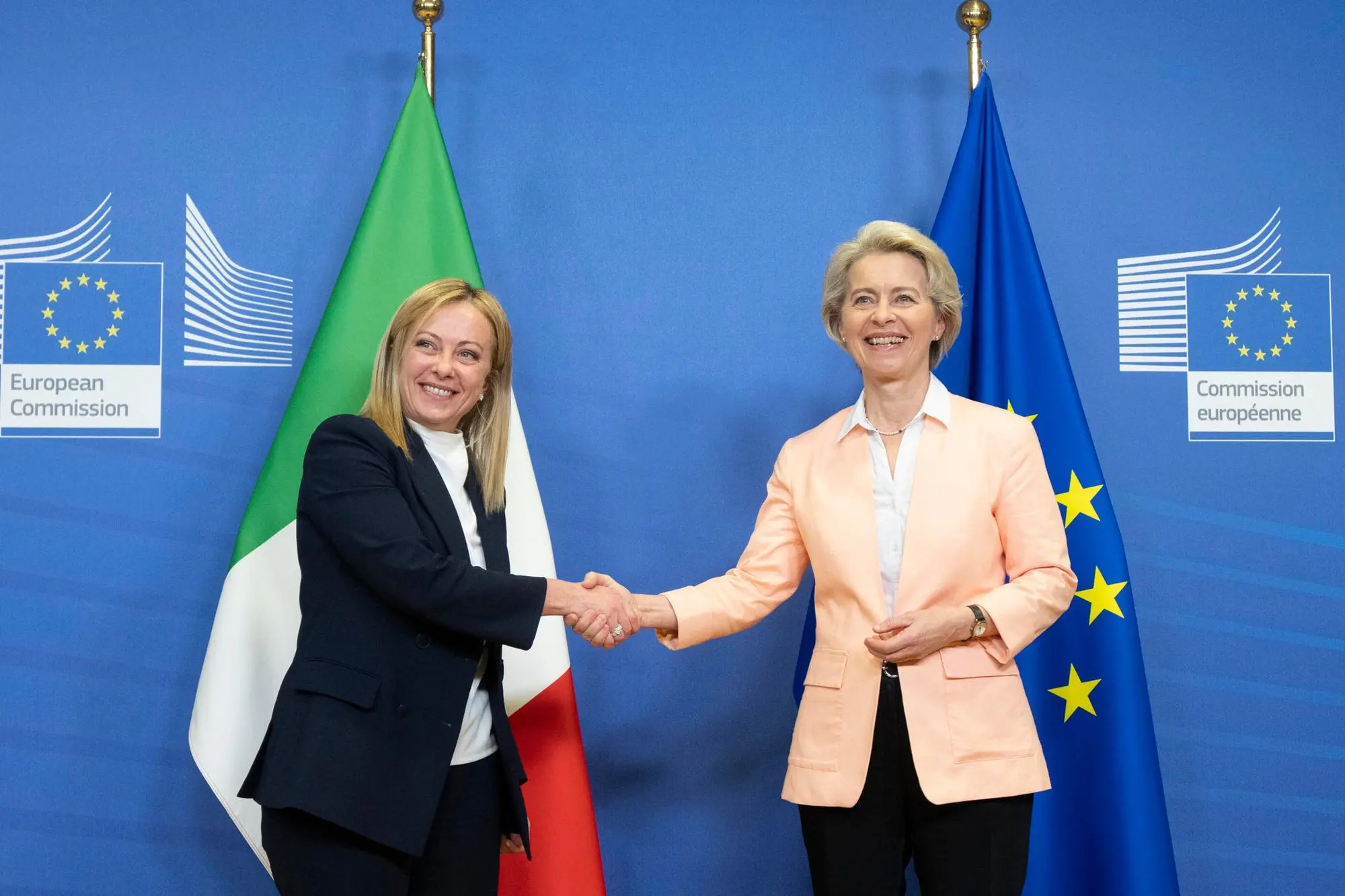 La stretta di mano Meloni-Von der Leyen (Ansa)