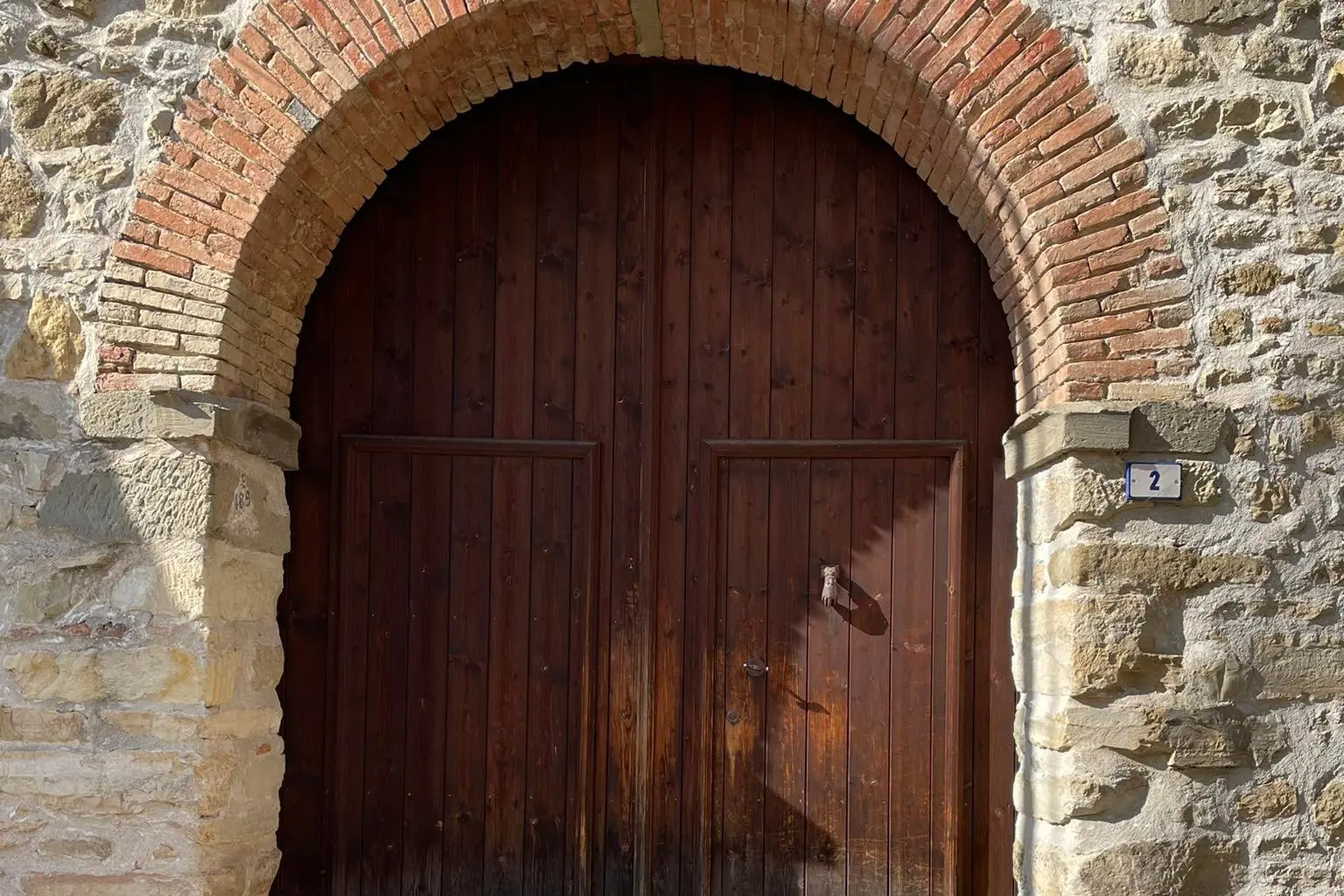 Uno dei portali presenti a Simala (foto concessa)