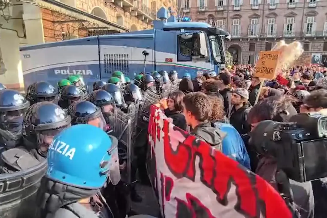 Manifestazioni a Torino, scontri tra manifestanti e polizia in piazza Castello