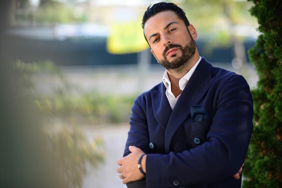 In libreria o sul campo da padel, c’è Anthony Peth sotto i riflettori