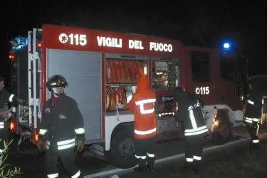 Per spegnere il rogo sono intervenuti i vigili del fuoco