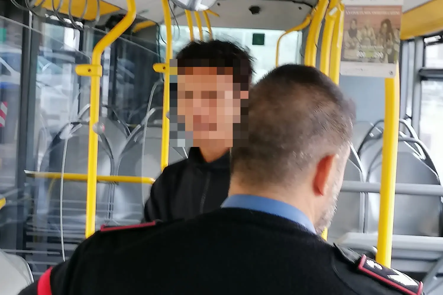 Il giovane fermato a bordo del bus (L'Unione Sarda)