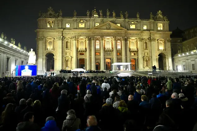 Il rosario in piazza San Pietro (Ansa)