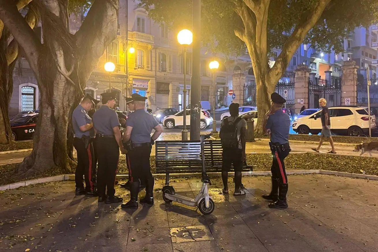 Carabineri checkpoints in Piazza del Carmine (L'Unione Sarda)