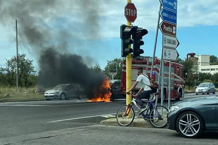 L'auto in fiamme (foto Serreli)