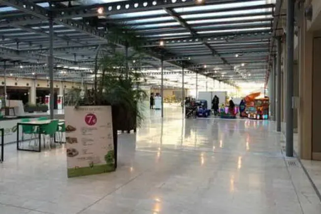 L'interno vuoto di un centro commerciale (Ansa)