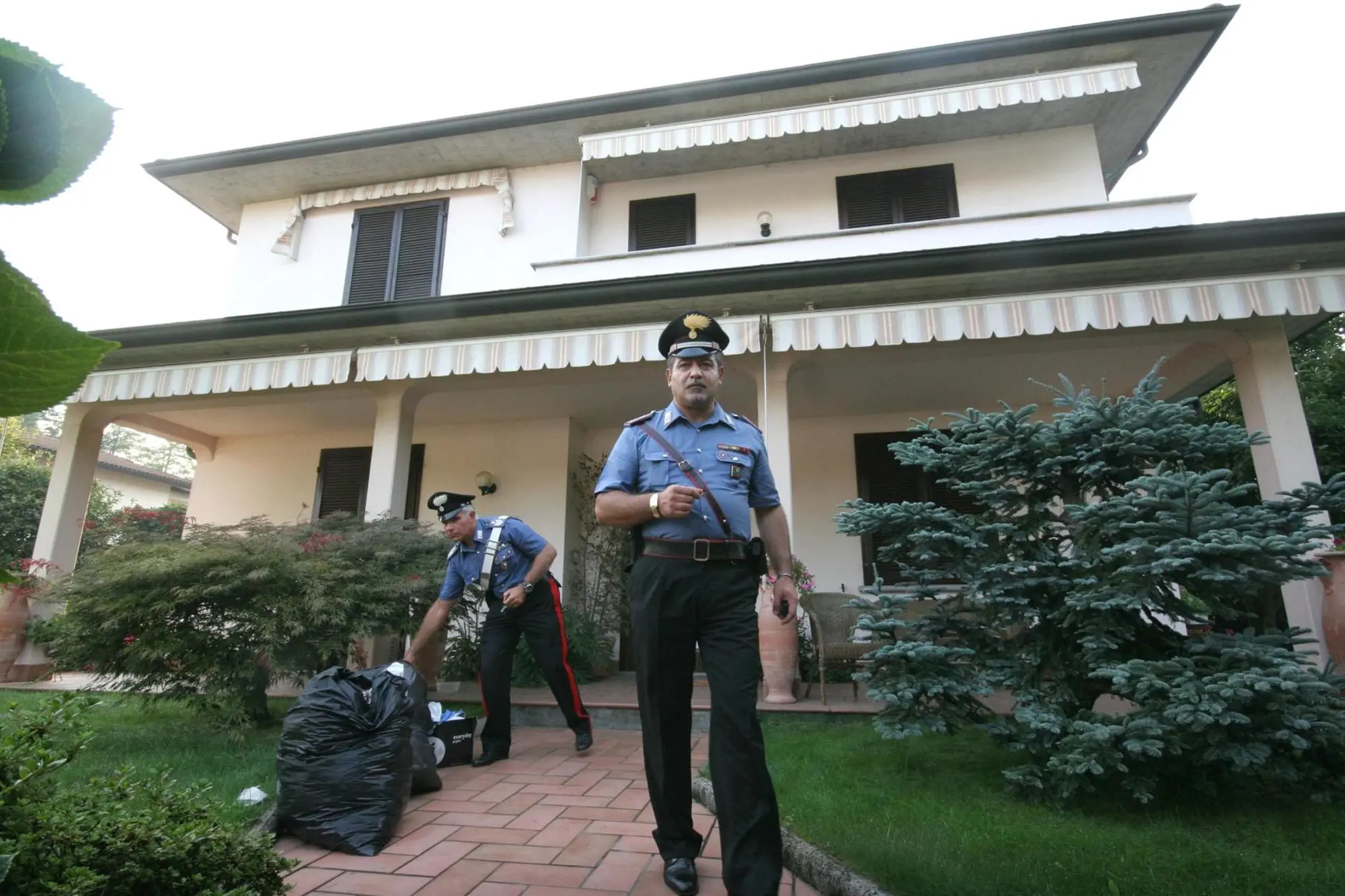 I carabinieri del Ris nella villa della famiglia Poggi a Garlasco, 27 agosto 2007. Nell'abitazione due settimane prima era stata uccisa Chiara Poggi. ANSA / EMMEVI PHOTO