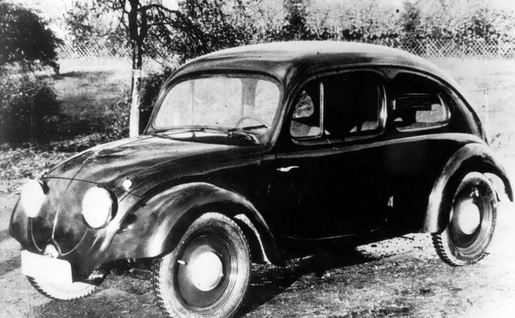 Una delle prime immagini pubblicitarie del Beetle Volkswagen nel 1936. (Foto Ansa)