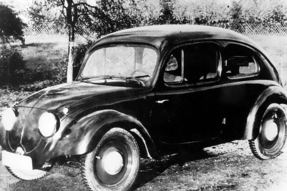 Una delle prime immagini pubblicitarie del Beetle Volkswagen nel 1936. (Foto Ansa)