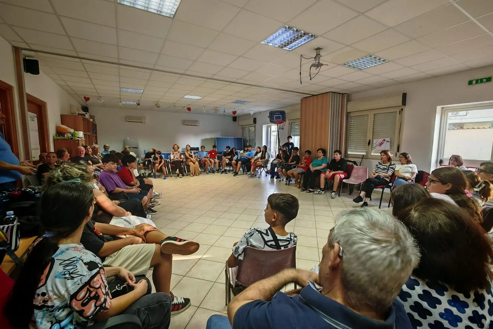 Un momento dell'incontro tra nonni e ragazzi al Centro Giovani