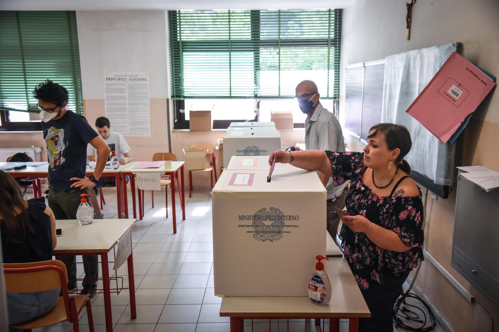 Voting operations in a polling to vote on five referenda regarding justice in Milan, Italy, 12 June 2022. ANSA/MATTEO CORNER