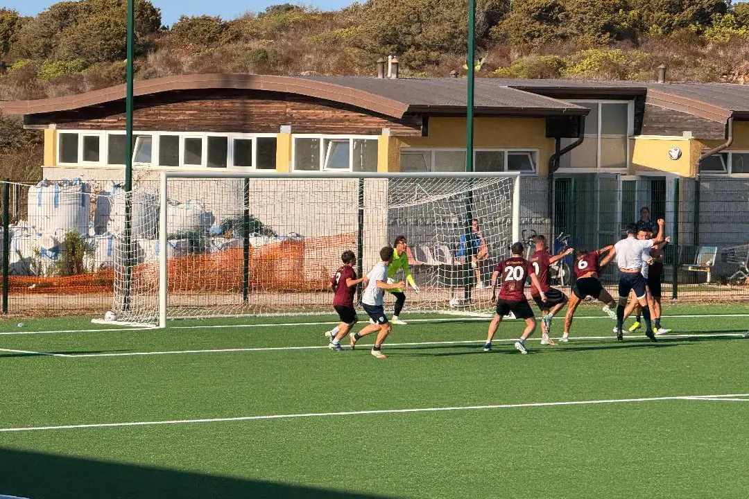 Un'immagine dell'allenamento congiunto tra Olbia e Ilvamaddalena (foto Ilenia Giagnoni)