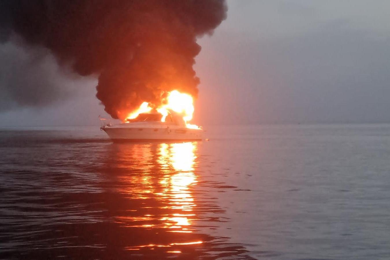 Alghero, yacht catches fire at the entrance to the port: two people on board