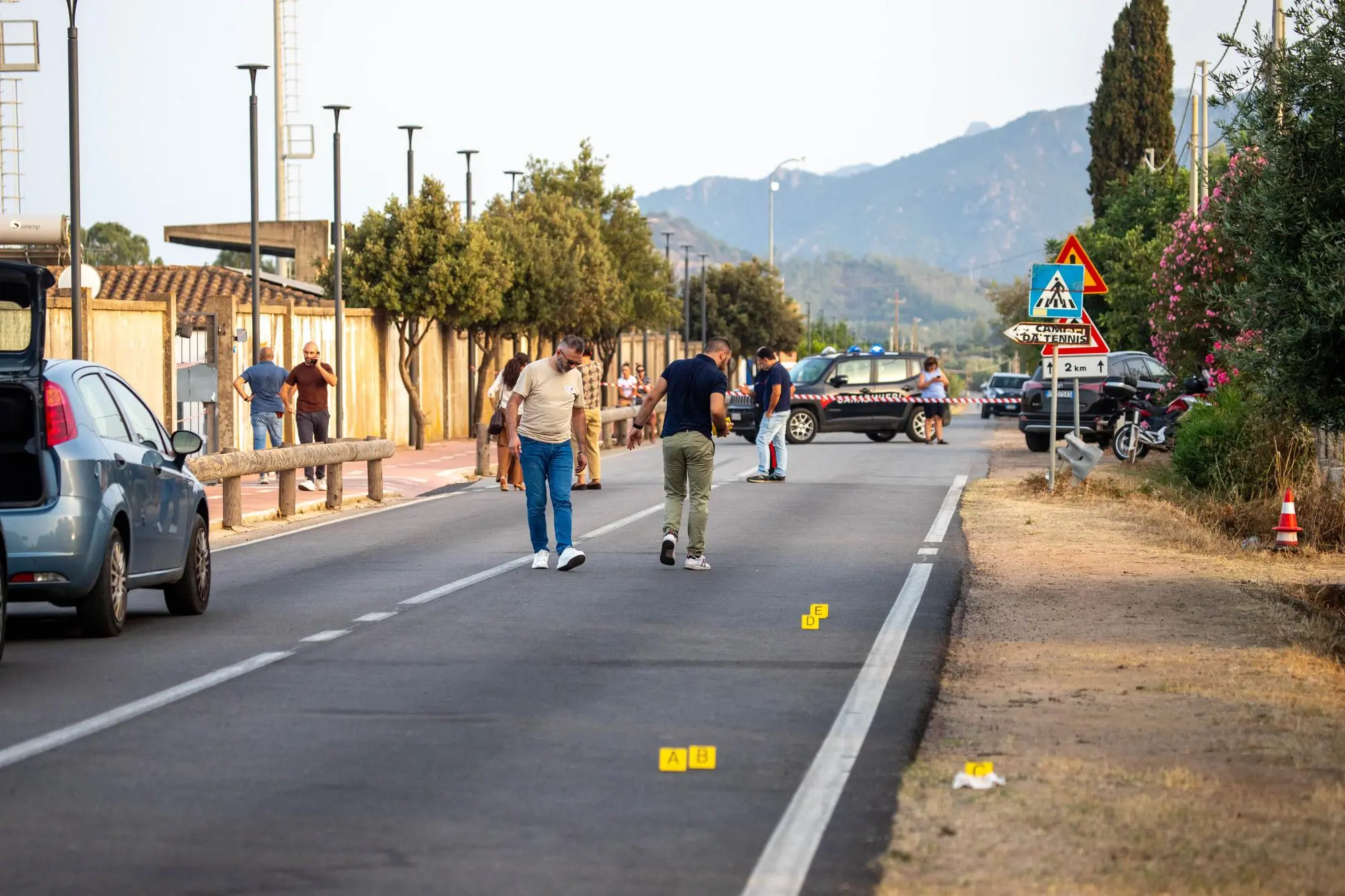 Gli inquirenti sulla strada dove è avvenuto il delitto