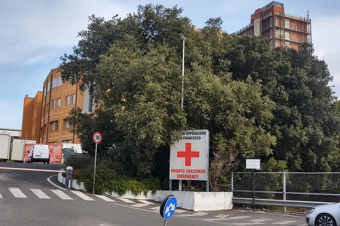 L'ingresso del pronto soccorso del San Francesco di Nuoro (L'Unione Sarda)