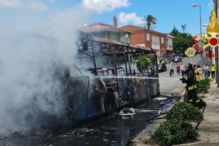 Grande paura a Villanovafranca: pullman dell’Arst a fuoco, messi in salvo 15 studenti