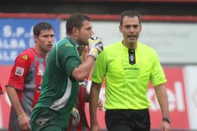 Il portiere del Benevento Marco Paoloni (maglia verde)