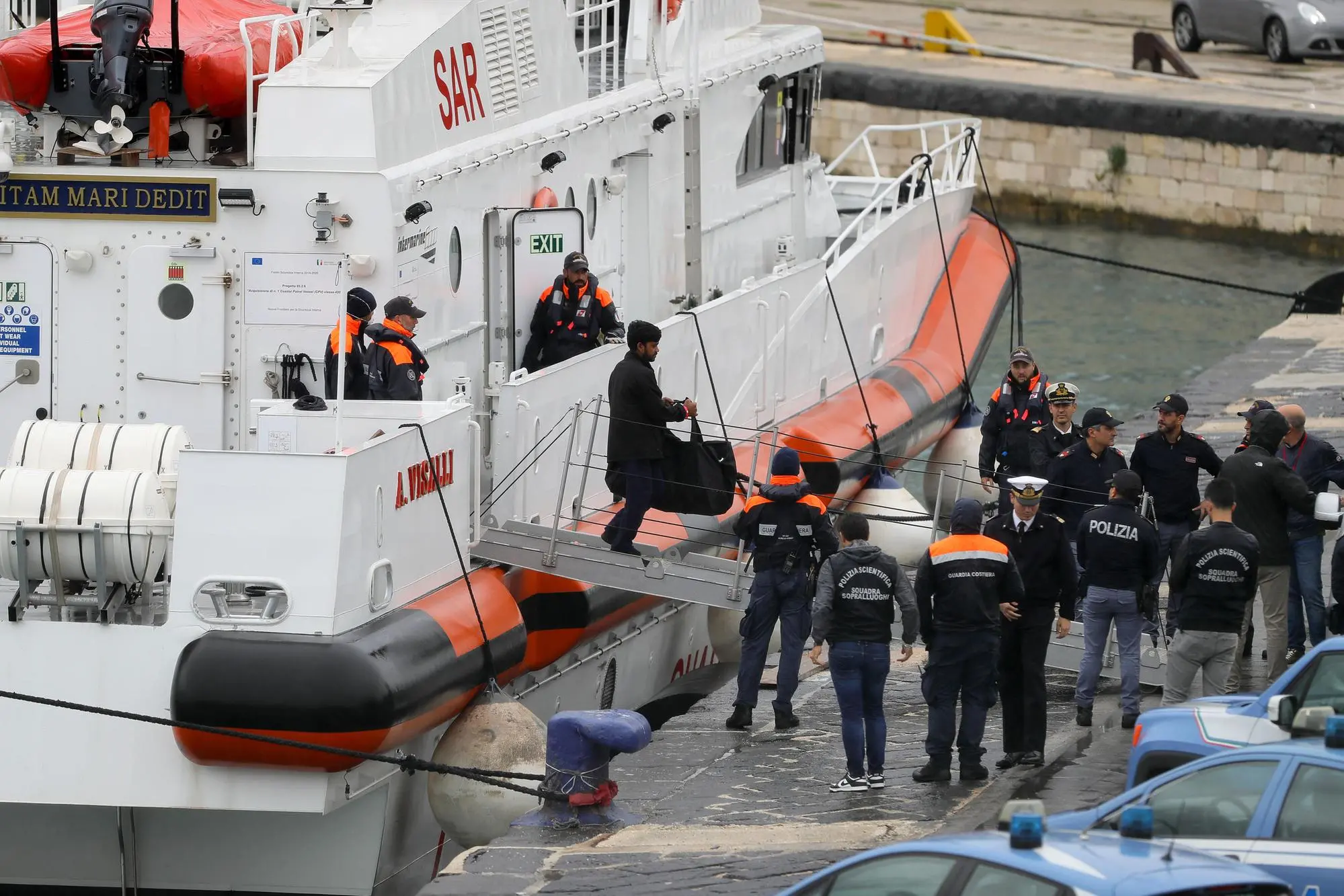 Nel porto di Bari la motovedetta della guardia costiera italiana con a bordo i 12 migranti (foto Ansa)