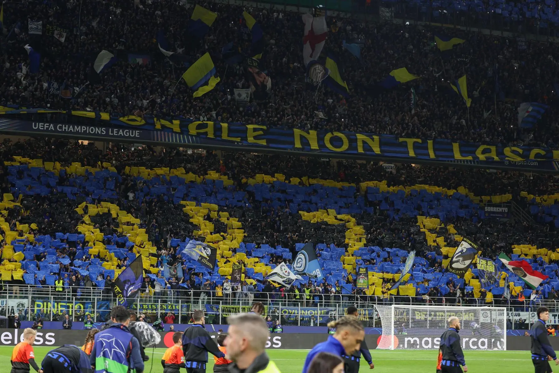 Tifosi al Meazza per Inter-Barcellona (foto Ansa)
