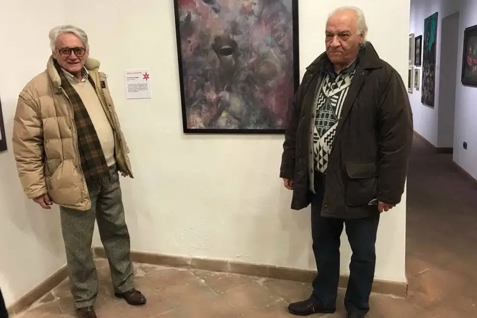 Il presidente della Fondazione, Angelo Bresciani, con (a destra) l'artista premiato