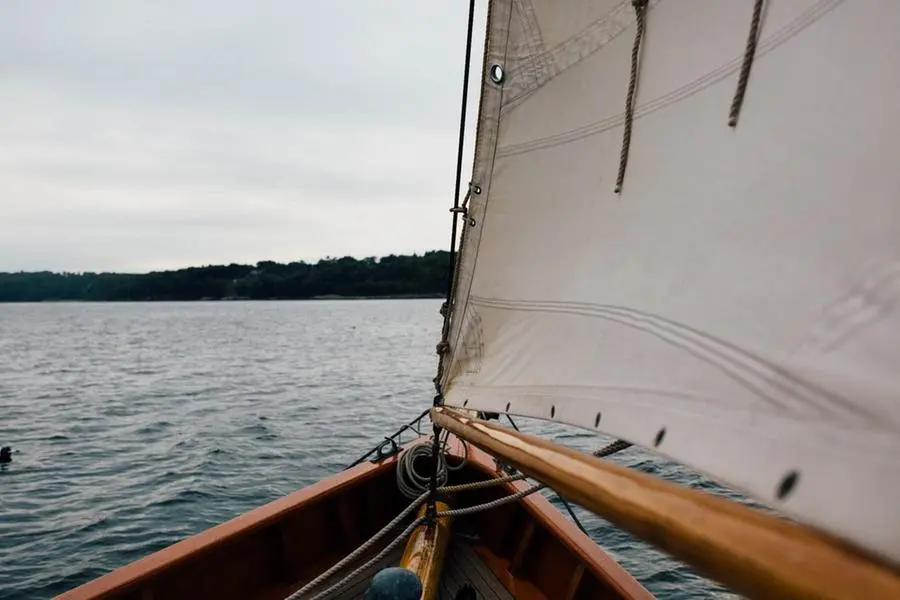 Una barca a vela (foto Unsplash - Langford)