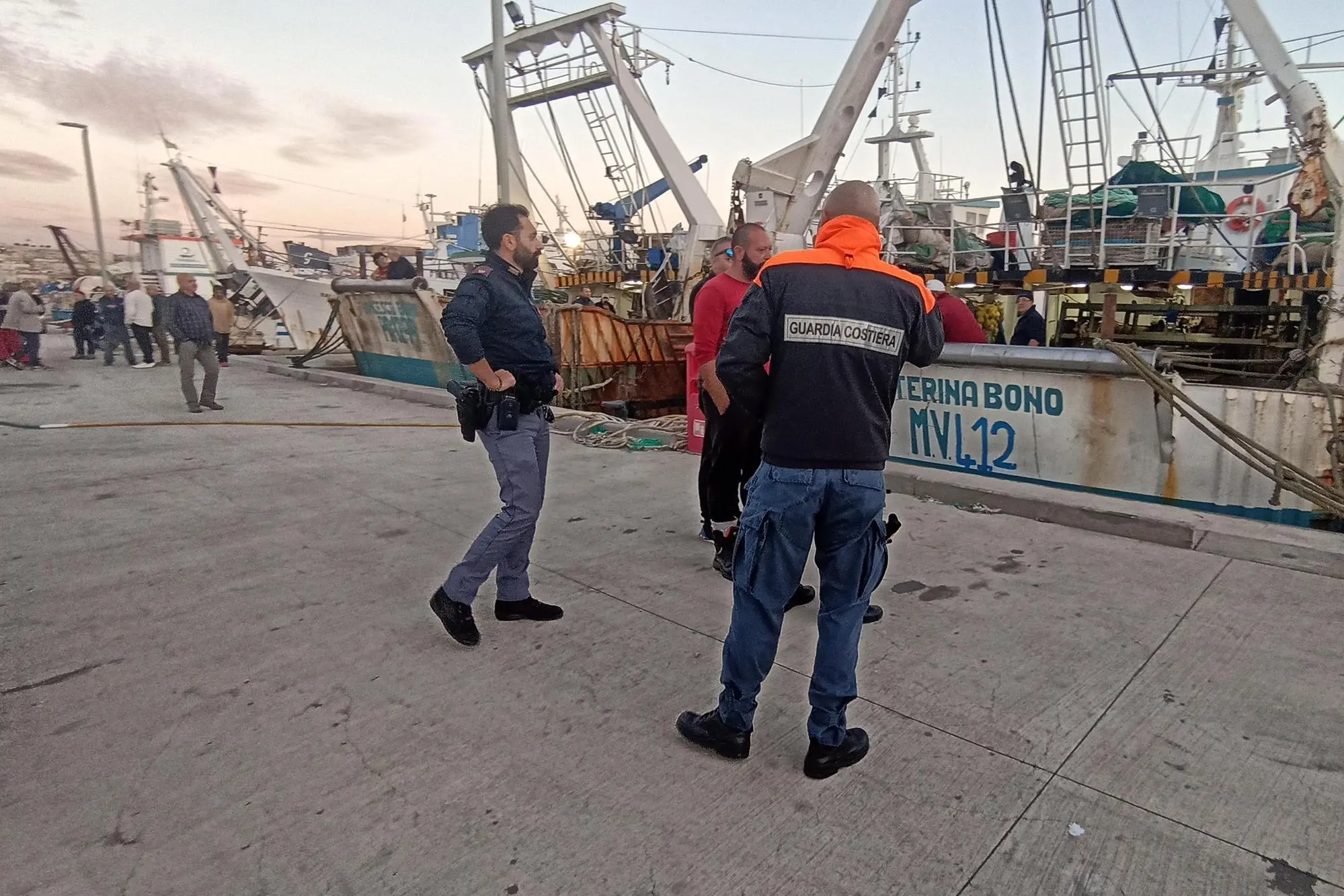 18 11 2022 cagliari porto pescatori sa perdixedda pescherecci siciliani - foto giuseppe ungari