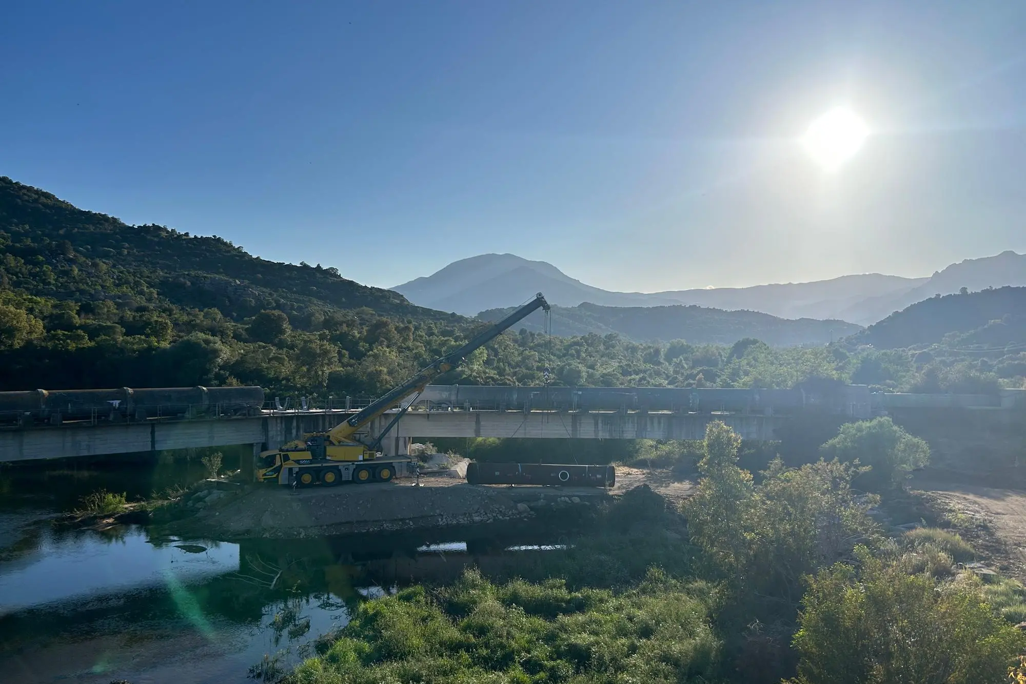 La gru accanto alla condotta irrigua (Secci)