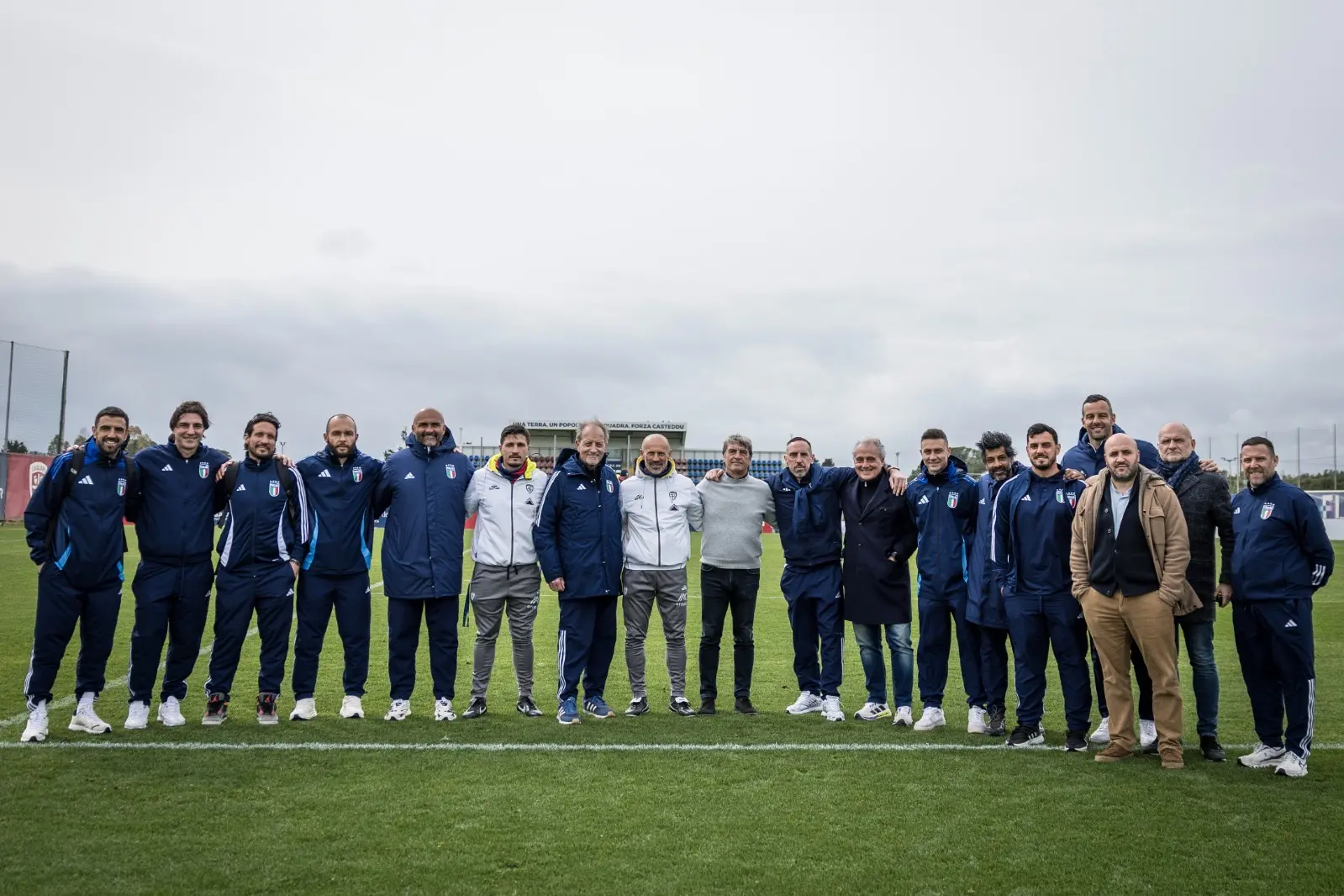 Gli allenatori del corso Master Uefa Pro all’allenamento del Cagliari (foto Cagliari Calcio)