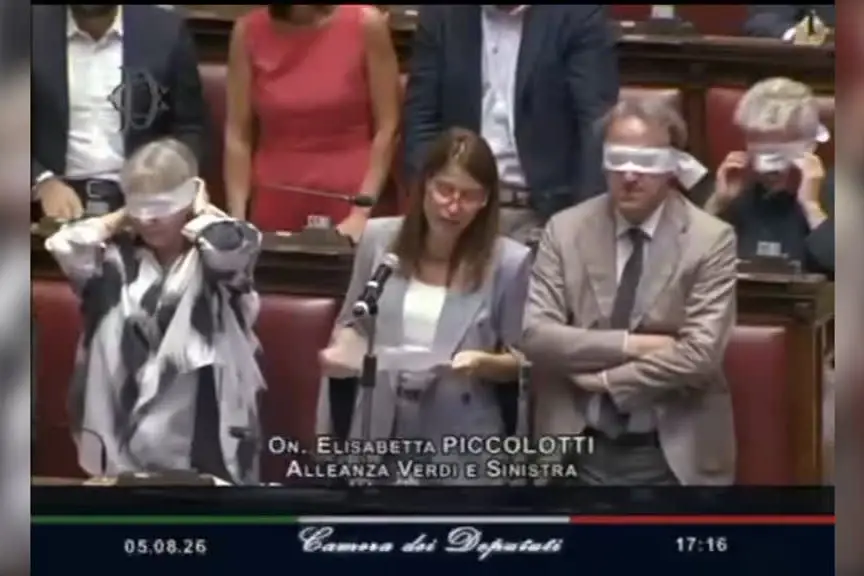 Alla Camera bagarre e bende opposizioni dopo no a uso chat Delmastro